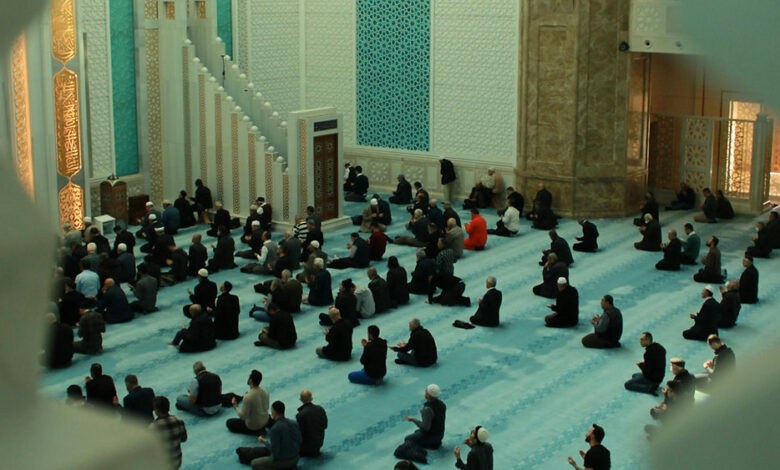 can a sunni muslim pray behind a shia imam or in a shia mosque?